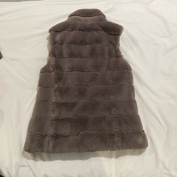 Faux fur vest - Picture 2 of 4